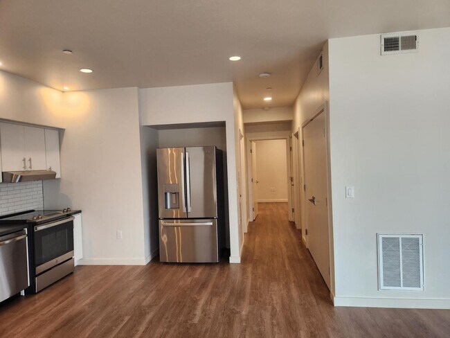 Building Photo - Ground Floor, Corner Unit 2 Bed/2 Bath Flat - This is a specially designed ADA Unit