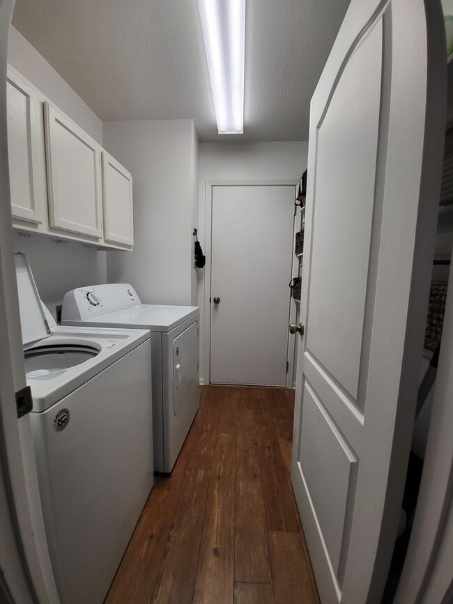 Building Photo - FOR LEASE!!