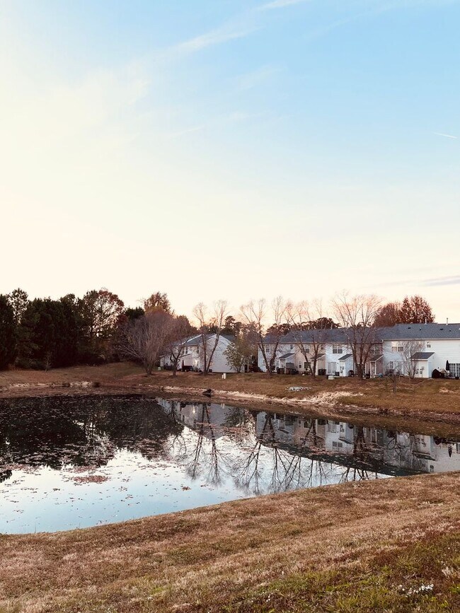 Building Photo - Spacious 3 Bedroom Townhome in Bridford Downs