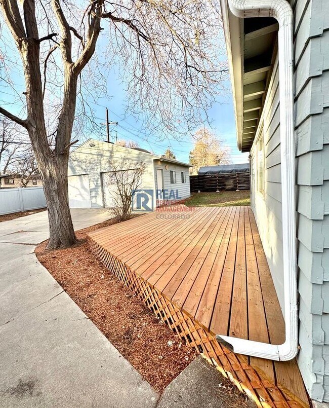 Building Photo - 865 Balsam St