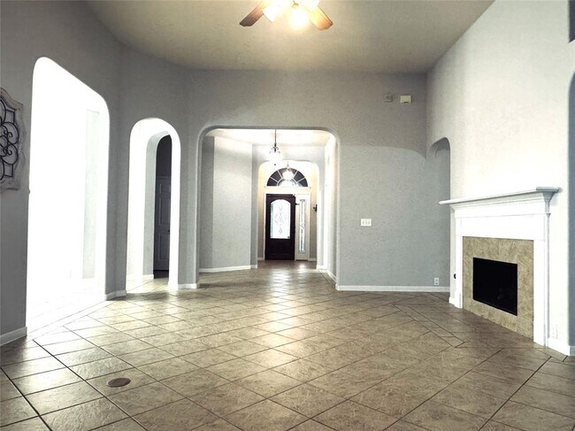 Building Photo - 2910 Sandleigh Dr