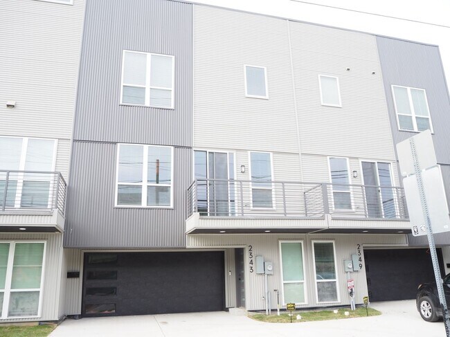 Building Photo - 2349 N Carroll-