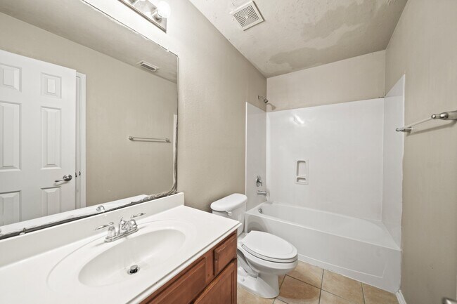 Building Photo - 2134 Vermillion Oak St