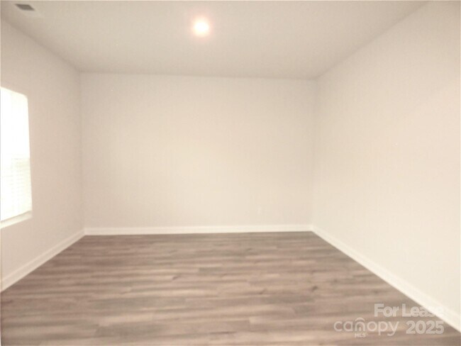 Building Photo - 1057 Red Apple St