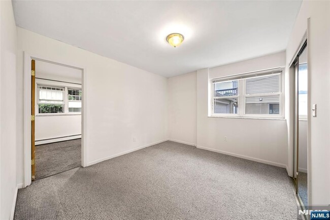 Building Photo - 209 8th St