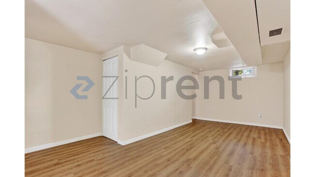 Building Photo - Unit