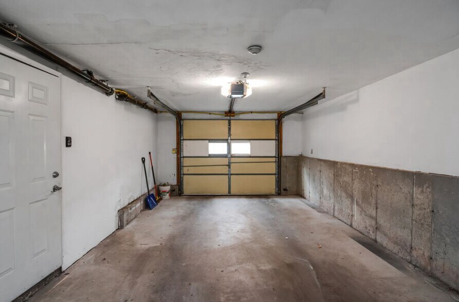 Building Photo - 474 Rochdale St