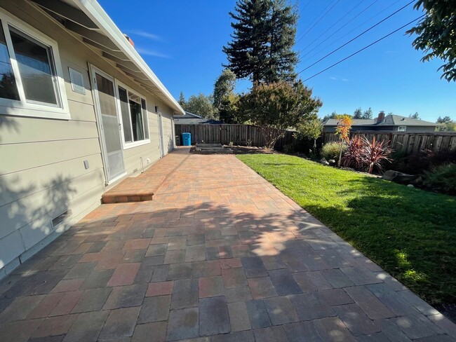 Building Photo - Lovely Santa Rosa 3 bedroom 3 bathroom Hom...