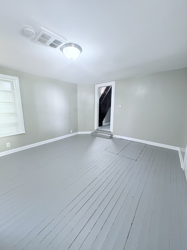 Building Photo - Charming 3BR 1BA Home w/ Sunroom • Stainless Kitchen • Yard w/ Fire Pit in Delaware