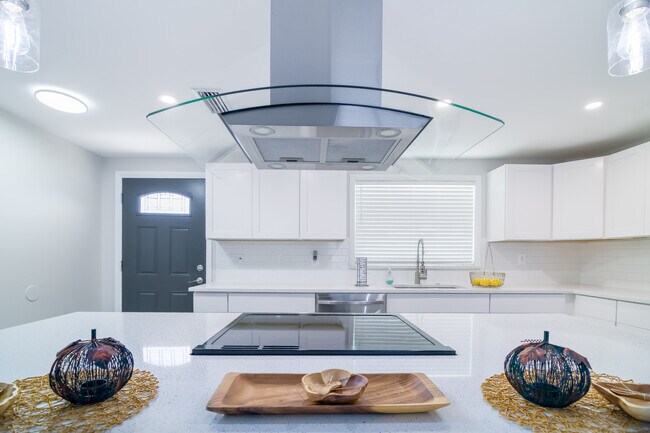 Building Photo - 6443 Lomand Ave