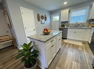 Building Photo - Luxury Lake Living Starts Here – Newer 2 Bed, 2 Bath House in Kimberling City- Year Round Vacatio...