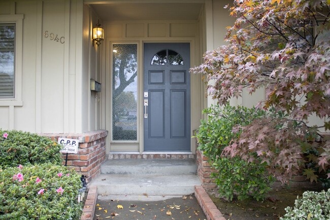 Building Photo - 3 BD 2 BA in Tahoe Park