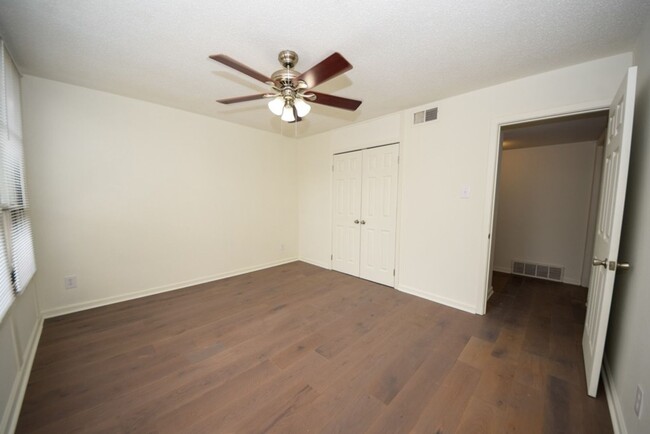 Building Photo - MUST SEE Luxury Condo in the heart of Midt...