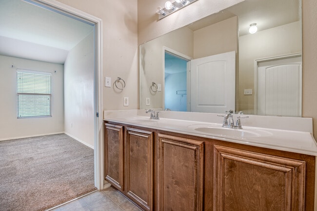 Building Photo - 805 Canyon Pl