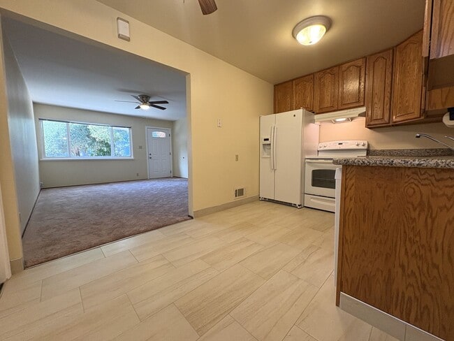 Building Photo - Charming 2-Bedroom Duplex Unit in Redwood City – Prime Location!