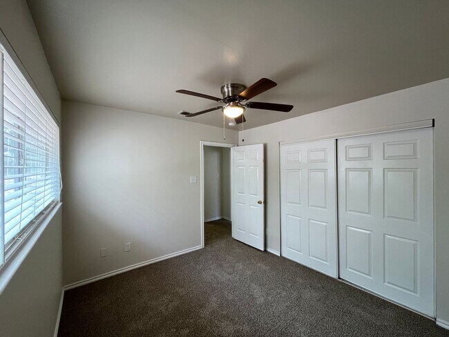 Building Photo - Two Story South Side Townhome