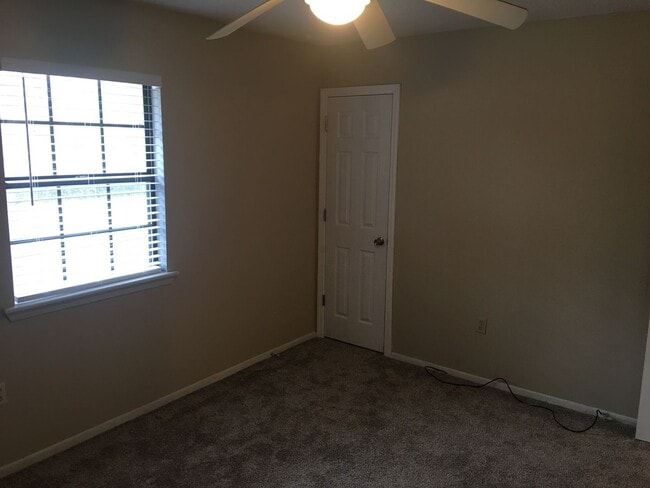 Building Photo - 3 Bed 1 Bath Home