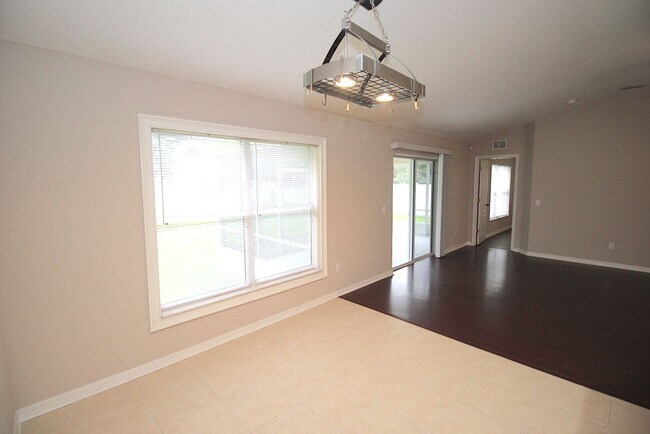 Building Photo - Huge 4 Bed 3 Bath Home w FENCED YARD and SCREENED LANAI for Rent!