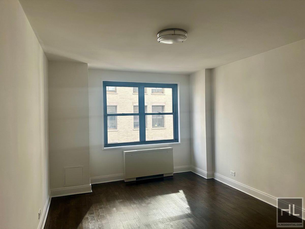 Building Photo - 5 AVENUE