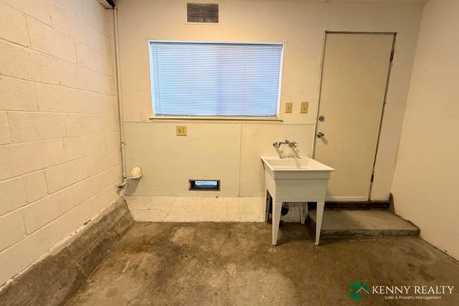 Building Photo - Bright and Updated 1 Bedroom Home with Pri...