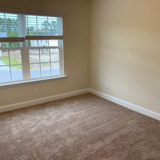 Building Photo - Very well maintained Townhouse