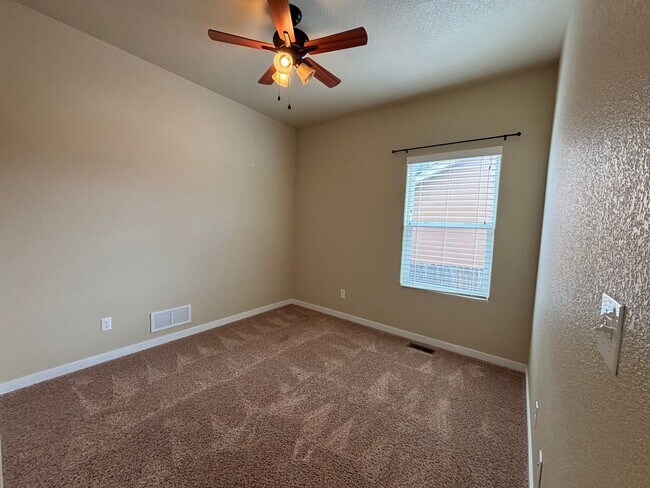 Building Photo - 5 Bedroom, 3 Bathroom Single-Family Home w...