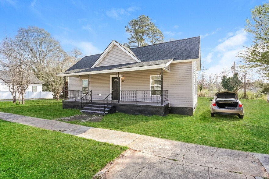 Building Photo - 203 Wellington St