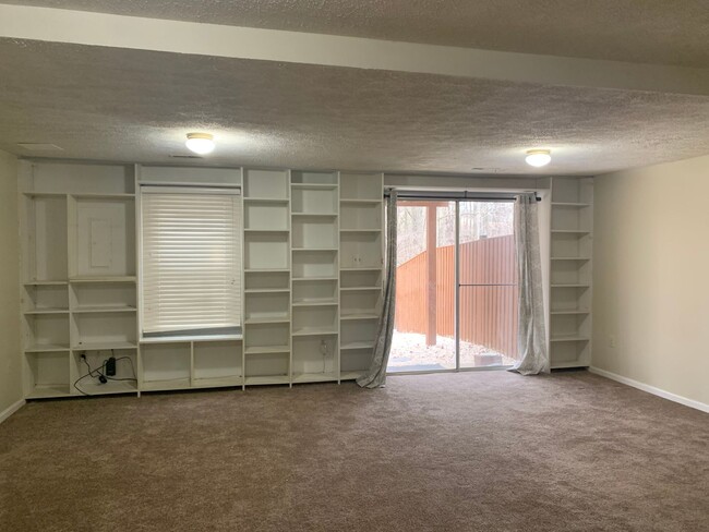 Building Photo - Spacious 3 Level Townhouse Backs to Trees