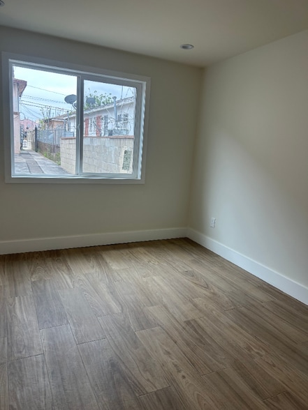Building Photo - 825 W Colden Ave