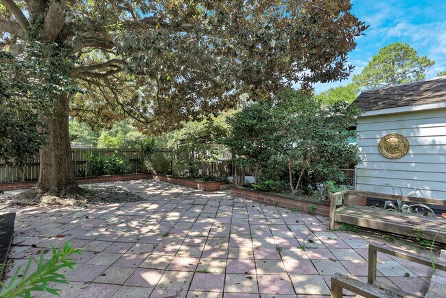 Building Photo - Charming bungalow downtown