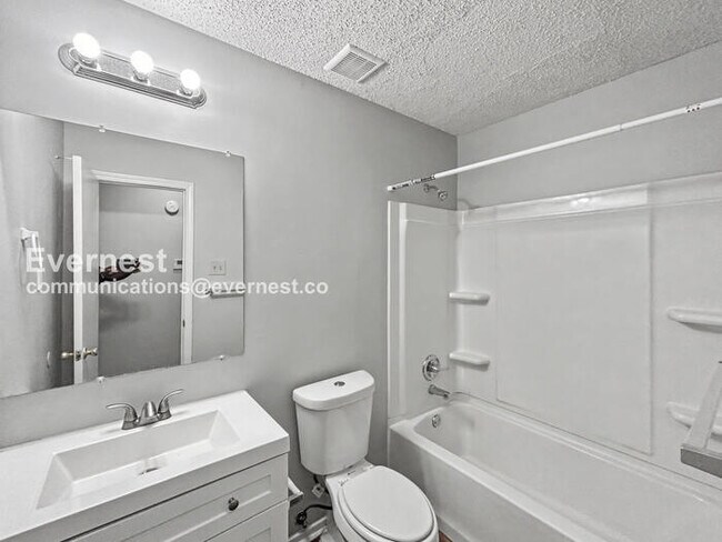 Building Photo - Limited Time Special Offer / 3 Bed/1.5 Bath Home with Carport / Pet-Friendly / Coming Soon!