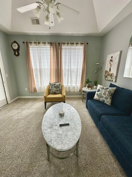 Building Photo - 1286 River Oaks Dr