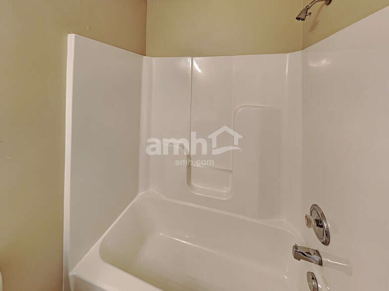 Building Photo - 4529 Hawthorn Dr