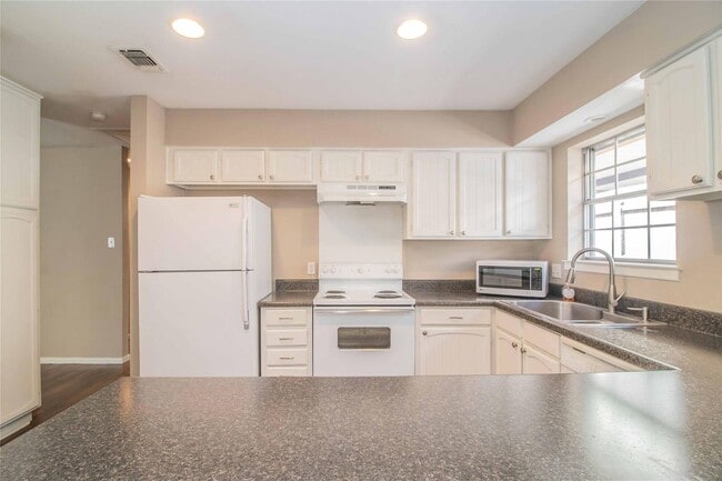 Building Photo - Amazing 2 Bed, 1.5 Bath- Half of Duplex Av...