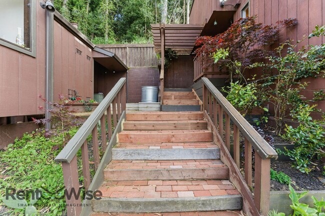 Building Photo - 6845 Thornhill Dr