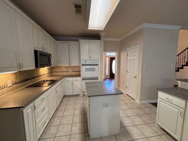 Building Photo - Beautiful 4BR 3.5BA Home w/ 3 Car Garage • Patio & Yard • 3 living areas in Grapevine