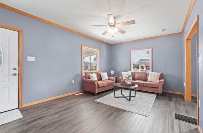 Building Photo - $1350 | 3 Bedroom 2 Bath | Fenced in backyard | Central A/C | Pet Friendly