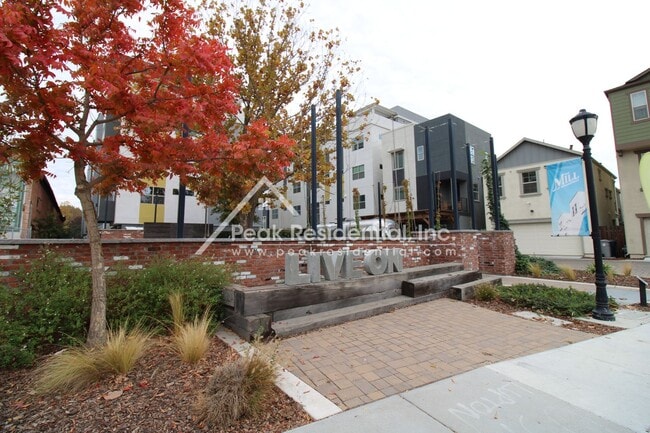 Building Photo - Beautifully Updated 1bd/1ba Land Park Area Condo with 1 Car Garage!