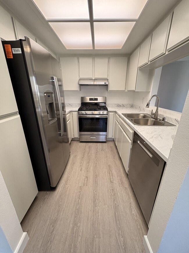 Building Photo - 2079 Lakeridge Cir