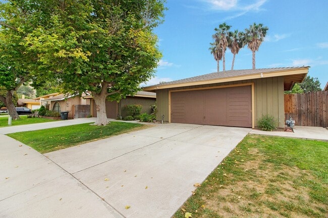 Building Photo - Los Timbres Street Duplex