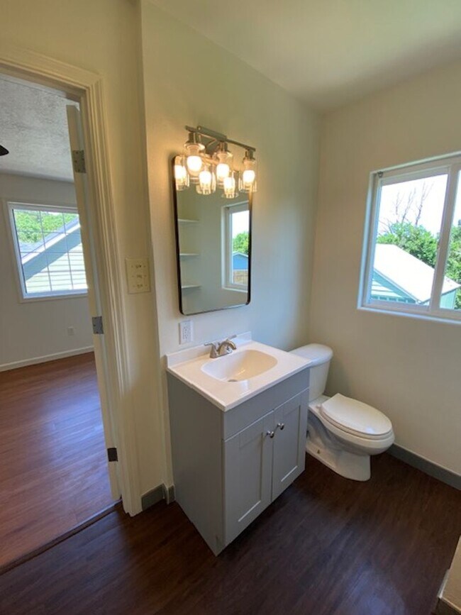 Building Photo - 2bd 1ba Updated Camas Townhome w/ 1214 sq ft!