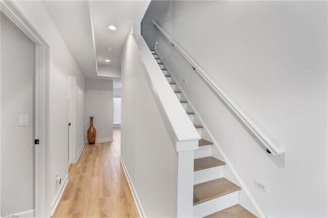 Building Photo - Modern and Luxurious 3 Bedrooms / 2.5 Bathrooms