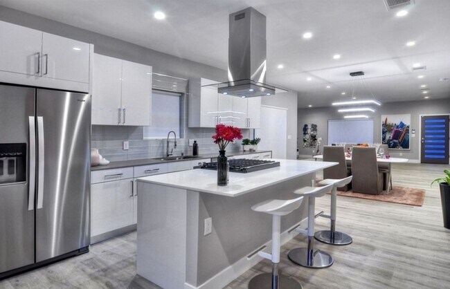 Building Photo - Private 3 Bed / 2 Bath Home with Incredible Outdoor Space