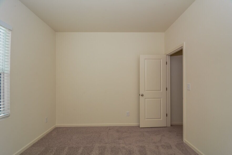 Building Photo - 260 Babbling Brk Dr