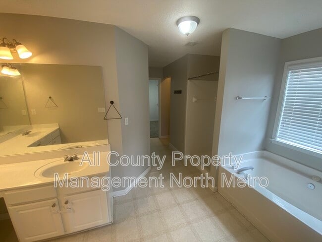 Building Photo - 9155 Friarbridge Dr