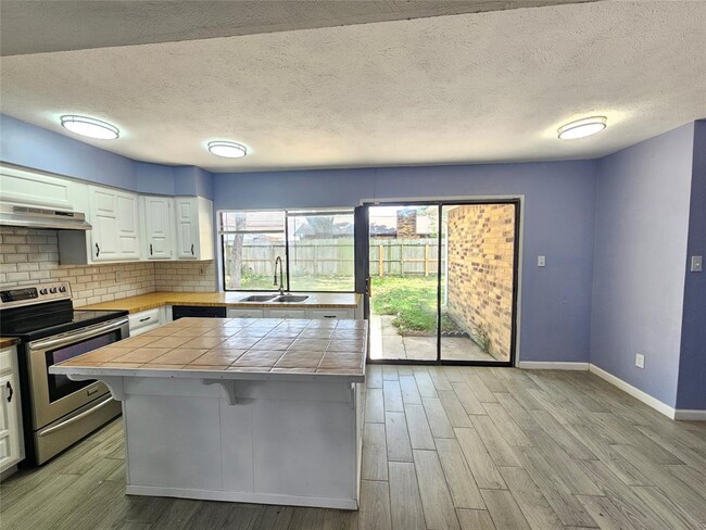 Building Photo - 16827 Kilwinning Dr