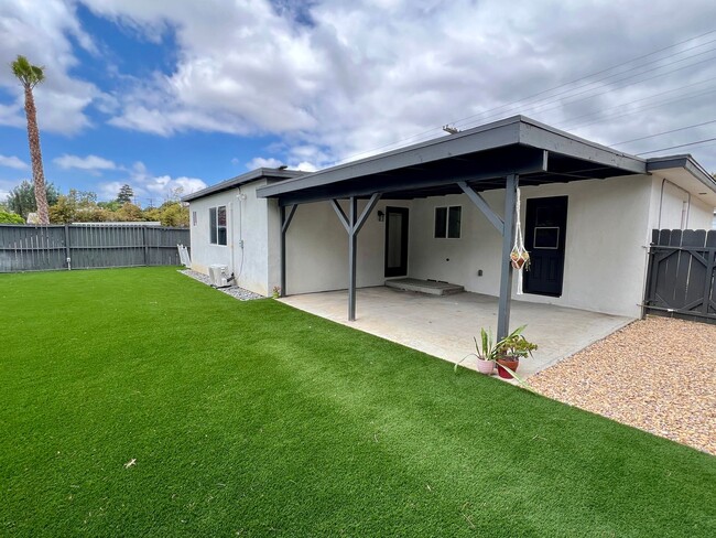 Building Photo - Beautiful, Modern, Upgraded 3 Bedroom 3 Ba...
