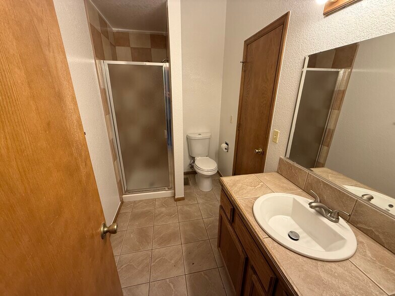 Guest shower in bathroom - 6734 Yarrow St