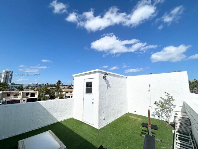 Building Photo - 3811 NE 166th St