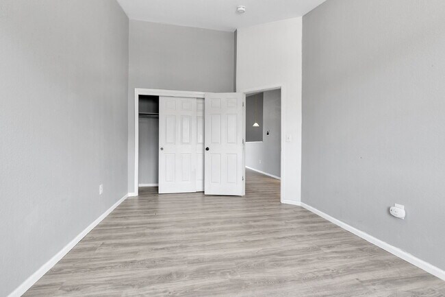 Building Photo - $2,100 - 2 Bed, 2 Bath Updated Townhome in...